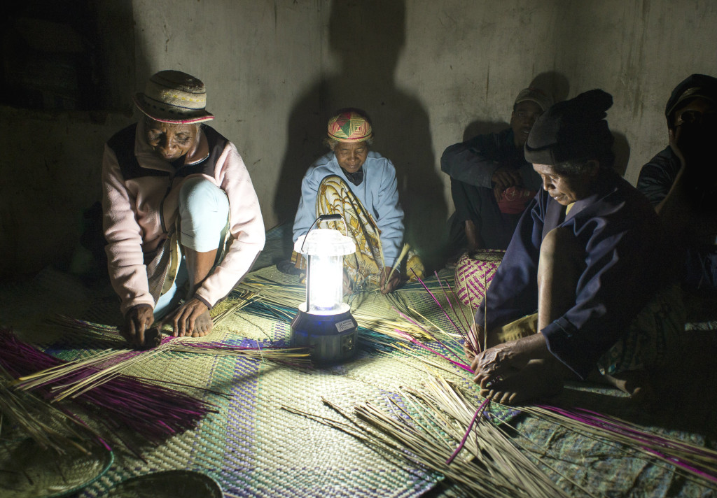 Les lampes solaires permettent de réaliser un revenu supplémentaire. Le soir, ces femmes tressent des nattes en raphia, qu’elles vendront ensuite au marché.