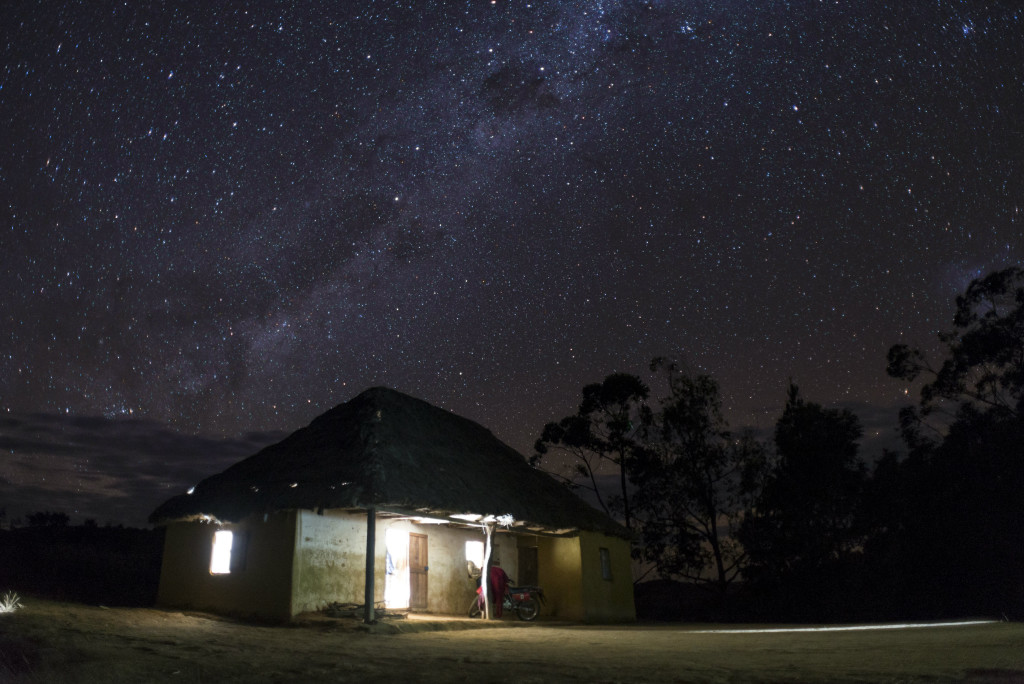 Désormais, le soleil du jour écoulé éclaire aussi la nuit. Maison éclairée à l’énergie solaire sous le ciel étoilé malgache.